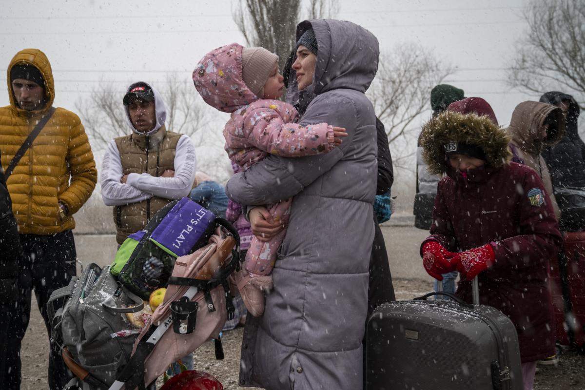 Las bajas temperaturas empeoran las condiciones de las personas que huyen de la guerra. 
