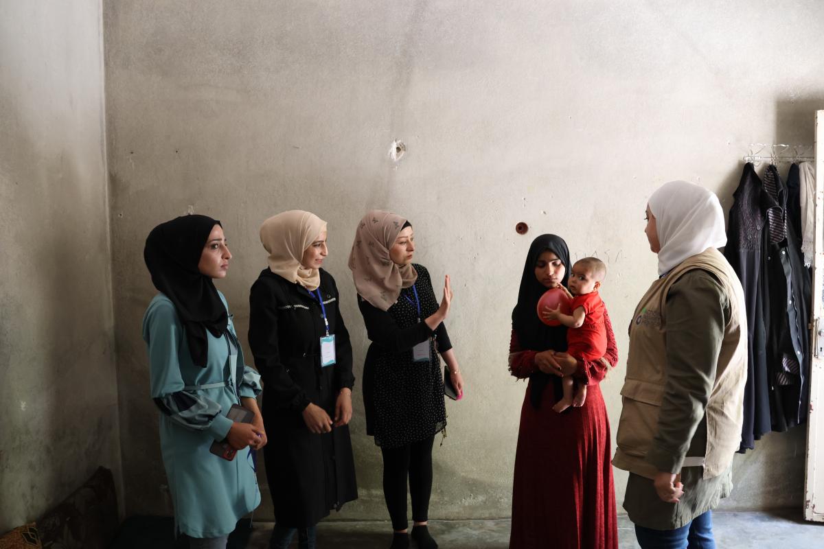 un equipo de trabajadoras comunitarias de Acción contra el Hambre visita a una familia en Siria para monitorear la recuperación de una niña con malnutrición