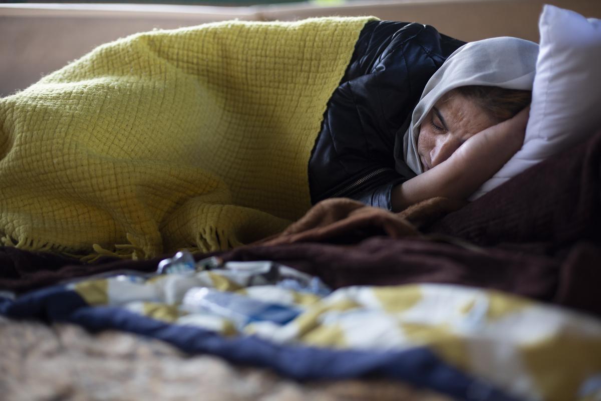Una refugiada duerme en el centro habilitado a su llegada a Moldavia. 