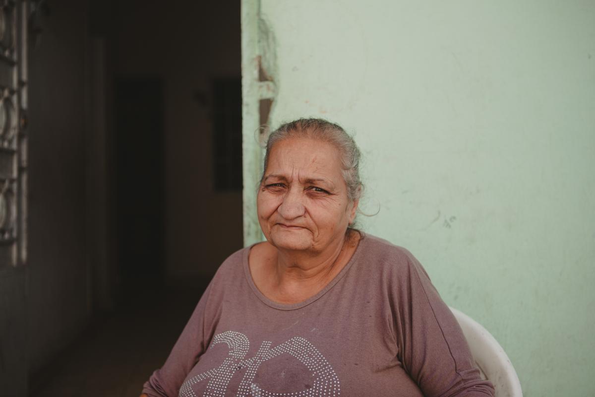 Olivia es una mujer libanesa muy vulnerable que vive en condiciones precarias en Bourj Hammoud, Beirut. Apenas puede mantenerse a ella misma y a su familia, por lo que Acción contra el Hambre Líbano la apoya con ayuda en efectivo gracias a los fondos de la Embajada de Francia. Créditos: Carmen Moreno/Acción contra el Hambre.