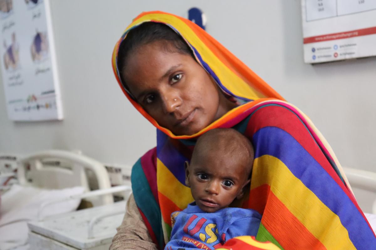 Mujer con su hijo en Pakistán