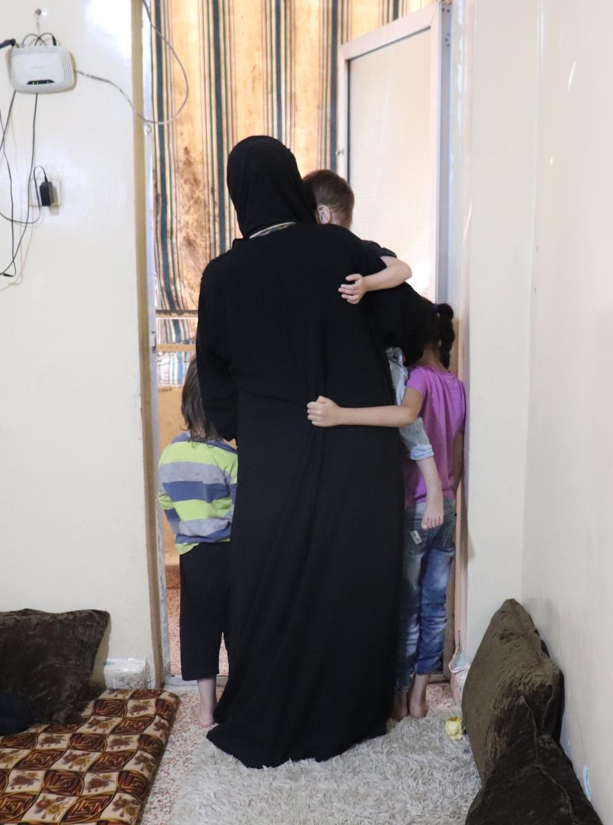 Una mujer libanesa con sus hijos en brazos
