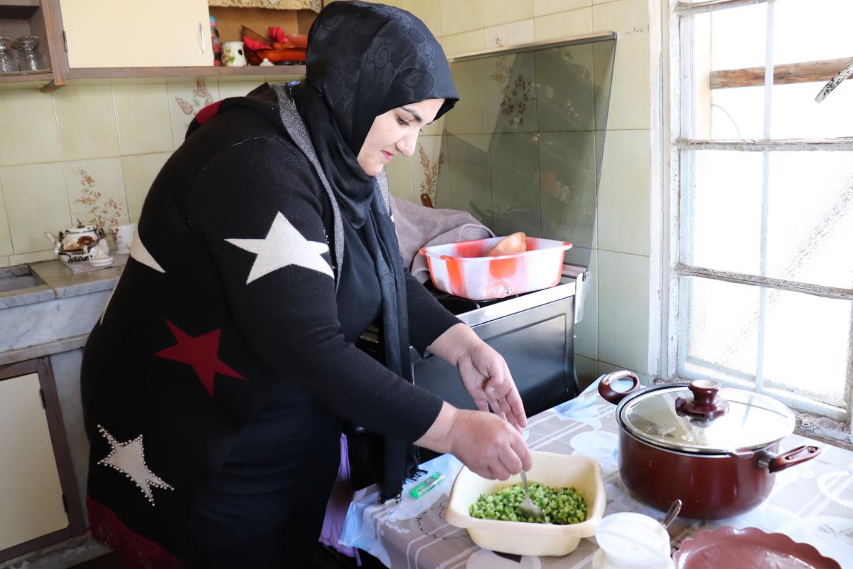 mujer libanesa cocinando 