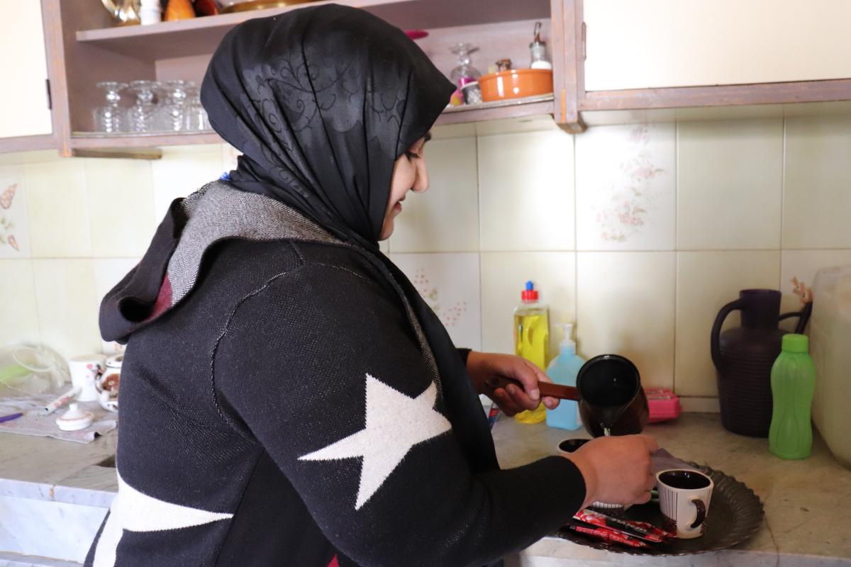 una mujer árabe prepara café en su cocina en el Líbano