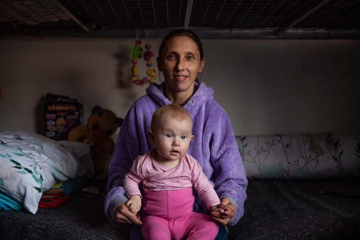 Liliya Bidash, una refugiada ucraniana de 32 años sostiene entre sus manos a su hija de apenas 6 meses, Irina.