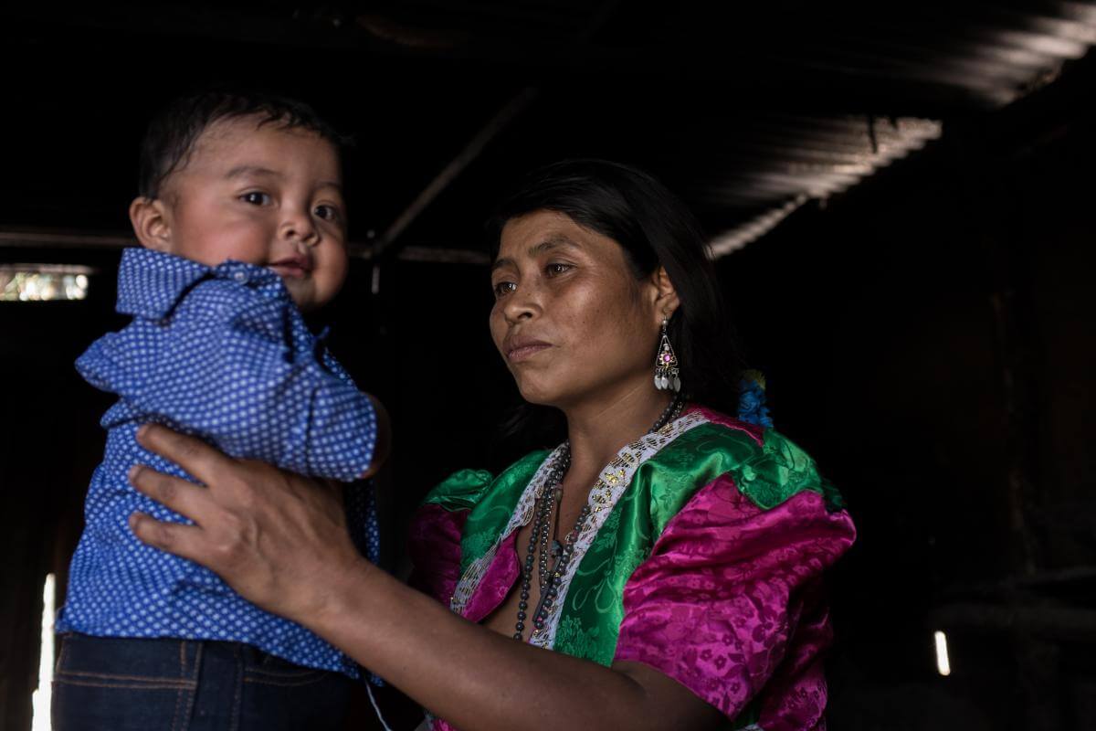 Mujer y niño en Guatemala 