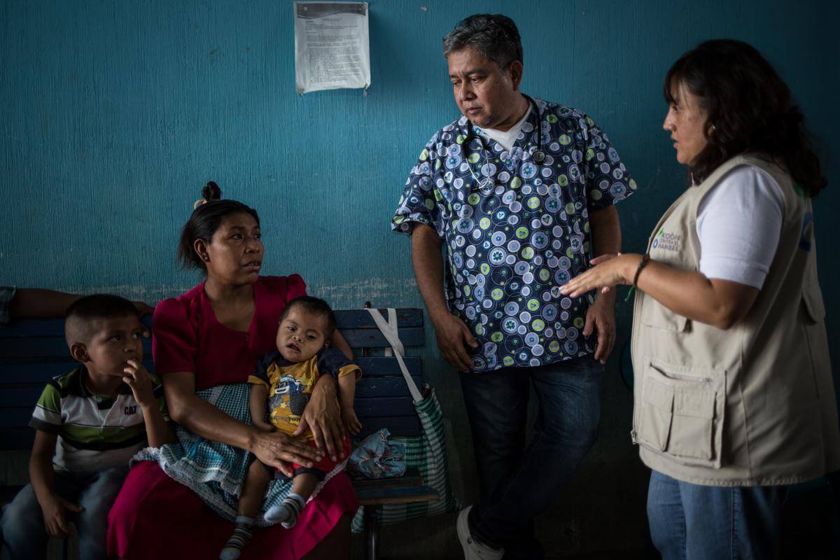 Nutricionista ayudando a una familia en Guatemala