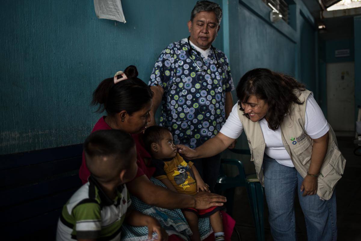 Trabajadora de Acción contra el Hambre con una familia en Guatemala 