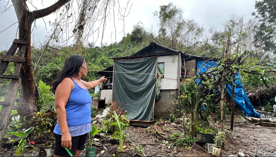 En la foto: Evangelyn, residente de la Barangay Tangadan en el Municipio de San Quintin, Abra, muestra los daños en su hogar causados por el tifón. Estaba con su suegra anciana y su hijo, quien estaba enfermo en ese momento, cuando la lluvia torrencial y el fuerte viento causaron que partes de su techo se rompieran.