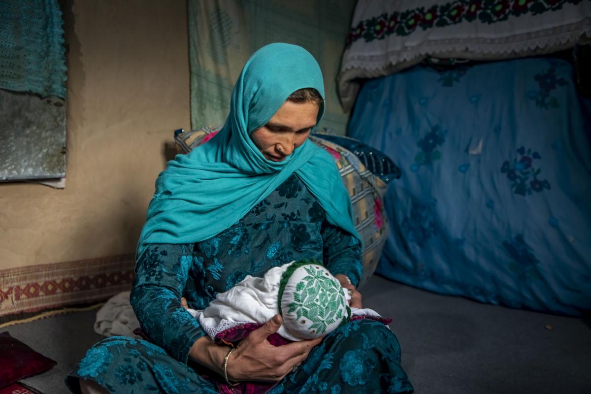 Mujer en Afganistán con su bebé