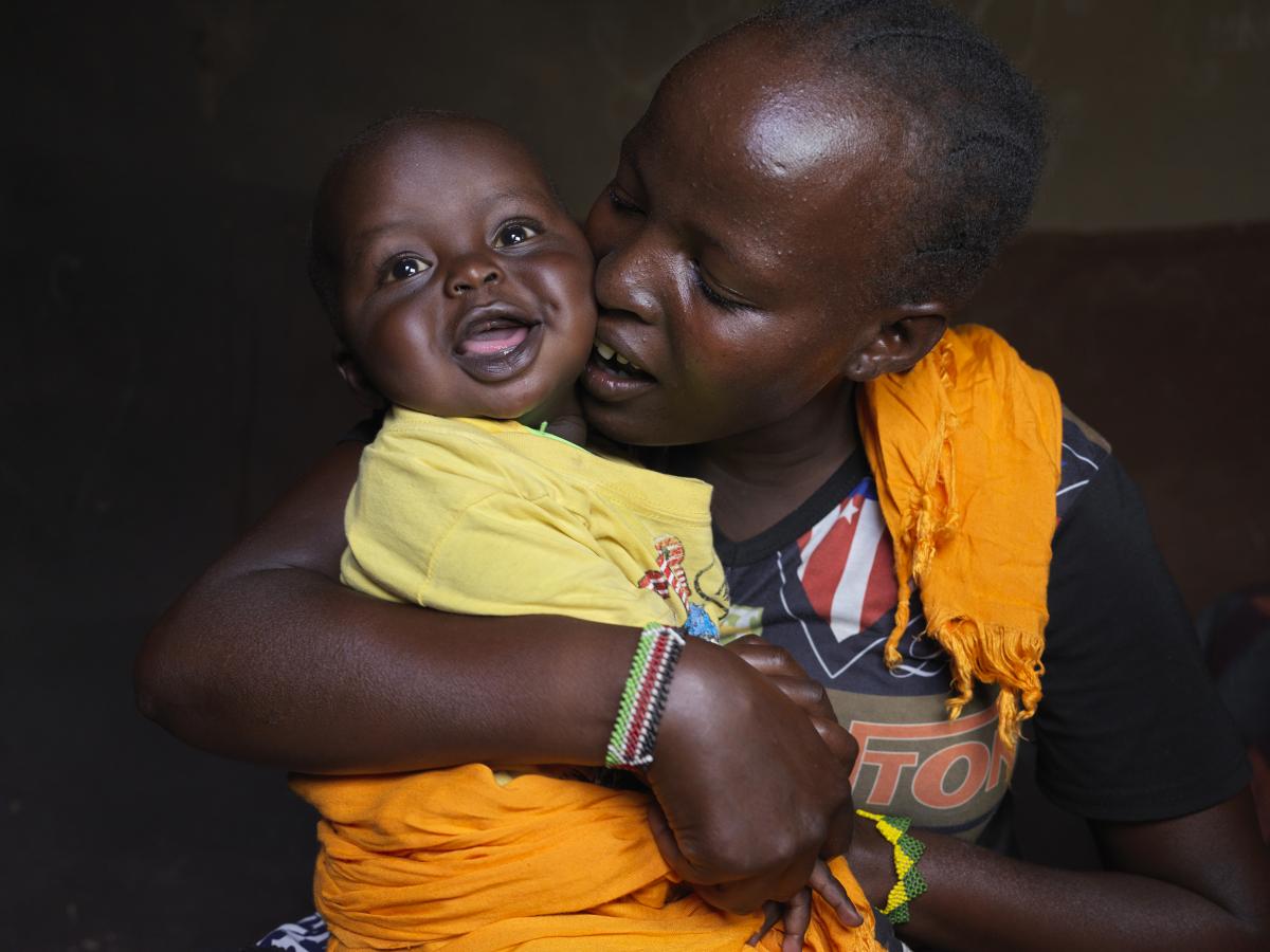 Madre con su hijo en Kenia