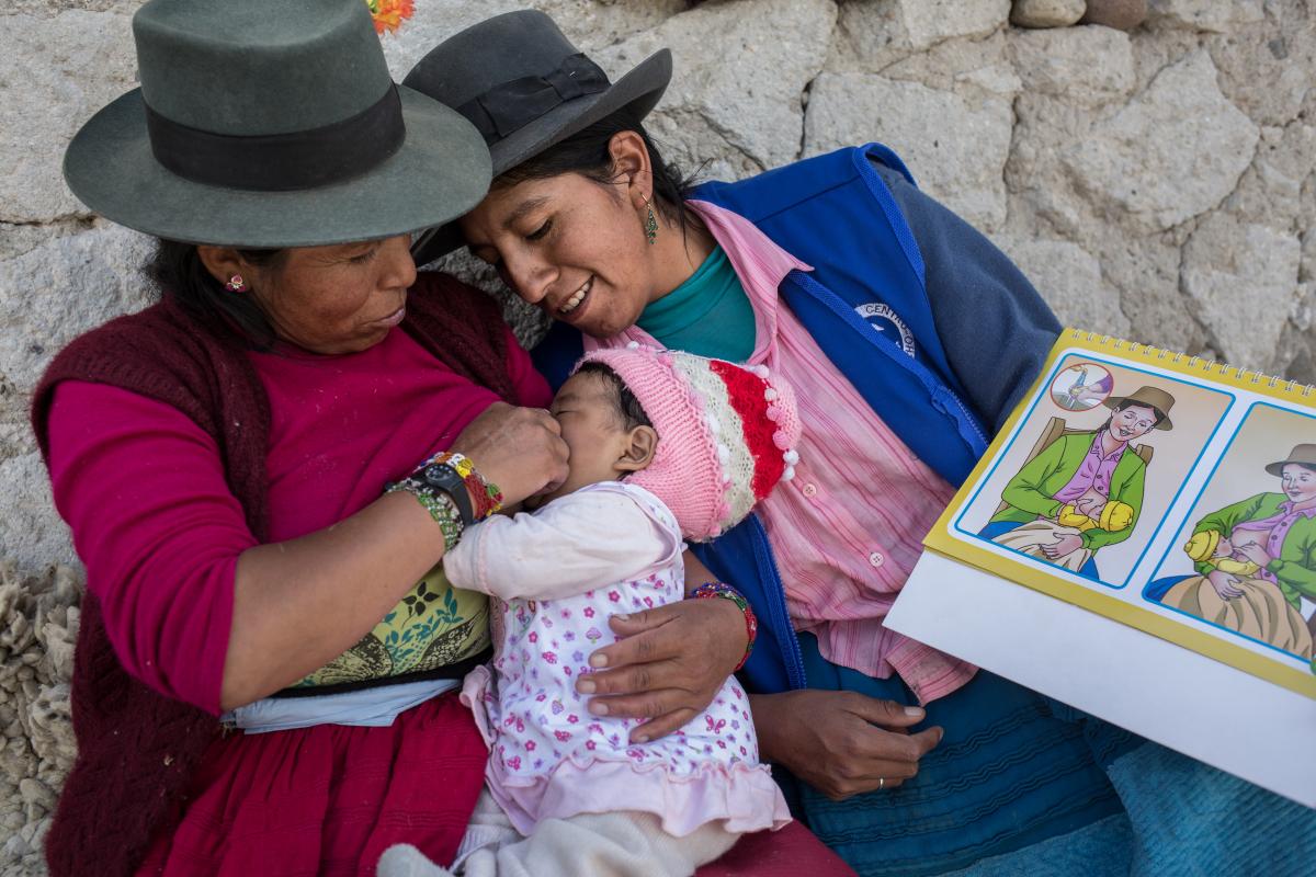 Mujer en Perú amamantando a su hijo