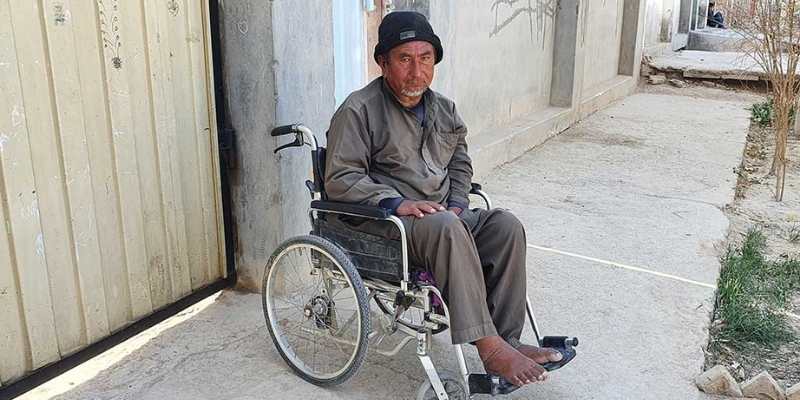 Gul, de 62 años, también vive en Helmand , Afganistán, con su esposa y siete hijos. Utiliza una silla de ruedas, lo que le dificulta encontrar trabajo y mantener a su familia.