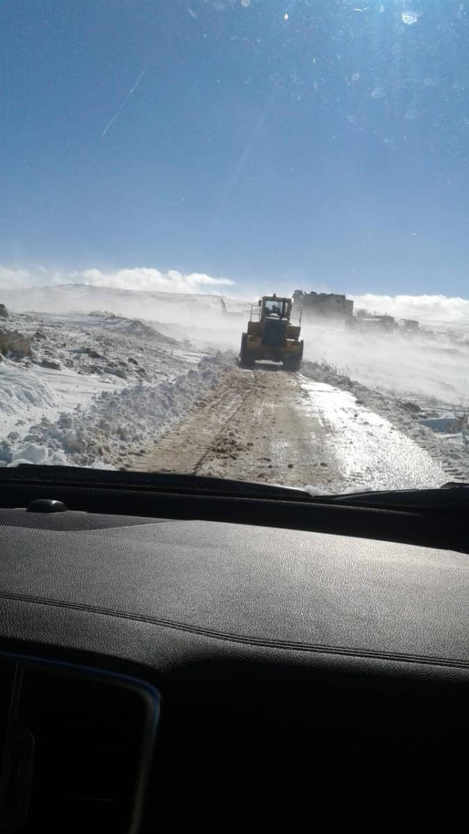 Nuestro equipo trabaja para retirar la nieve de las carreteras y facilitar el acceso a los campos 