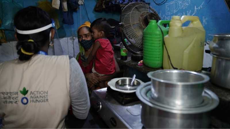 trabajadora comunitaria de accion contra el hambre en la India