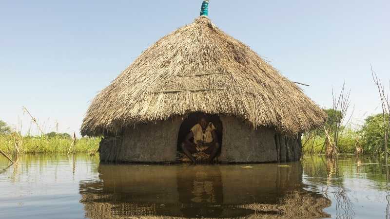 hombre en lugar inundado Sudán del Sur