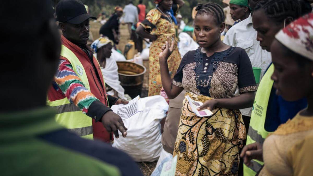 mujer comprando en mercado de Ituri República Democrática del Congo
