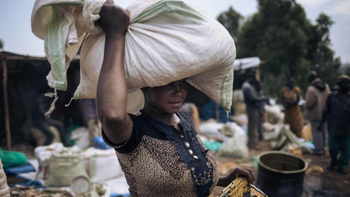 mujer comprando en mercado de Ituri República Democrática del Congo