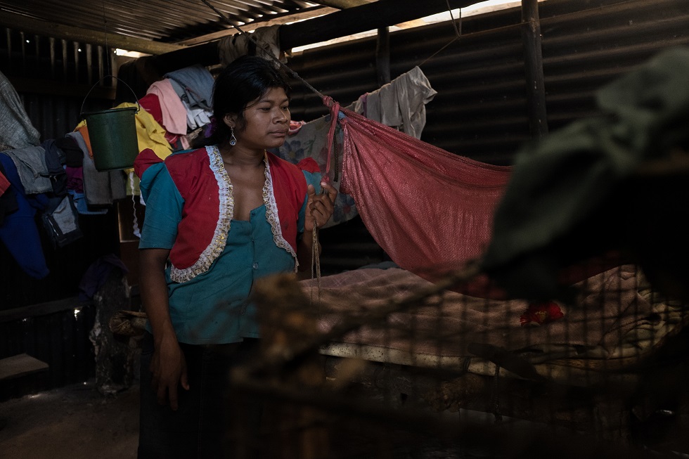 Una mujer en una casa en Guatemala