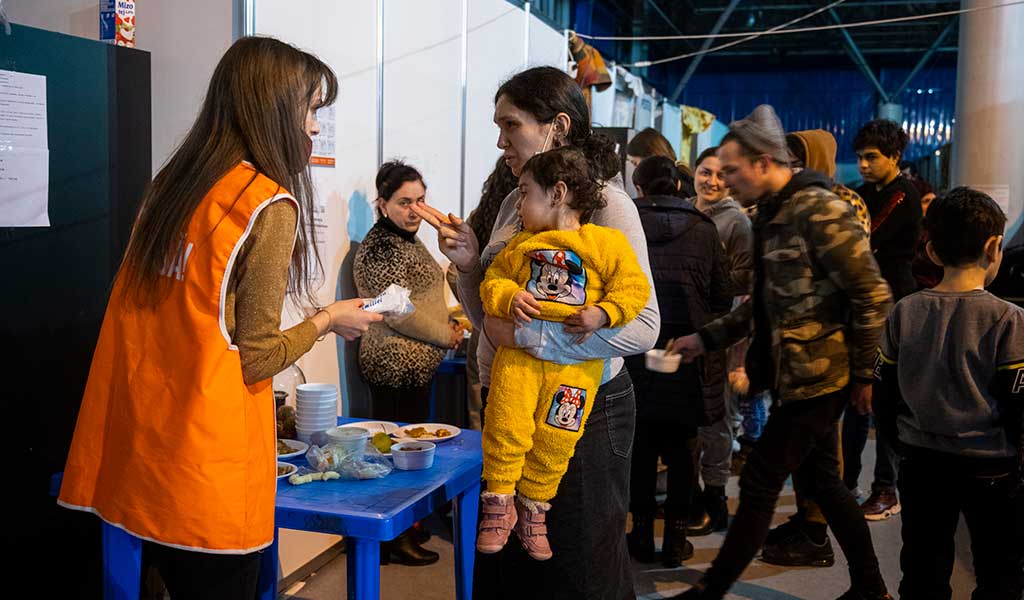 Una mujer pide ayuda en el centro de exposiciones Moldexpo, actualmente utilizado para albergar a refugiados ucranianos. Crédito de la foto: Acción contra el Hambre/ Gonzalo Höhr.
