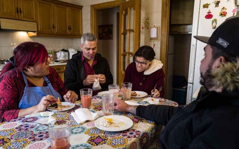 La familia colombiana afincada en Pamplona comen juntos en su cocina.