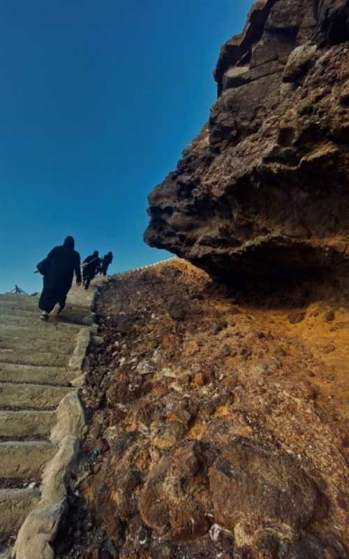 Nada y sus amigos suben las escaleras del castillo de Alburyqa. Foto: Nada al Saqaf