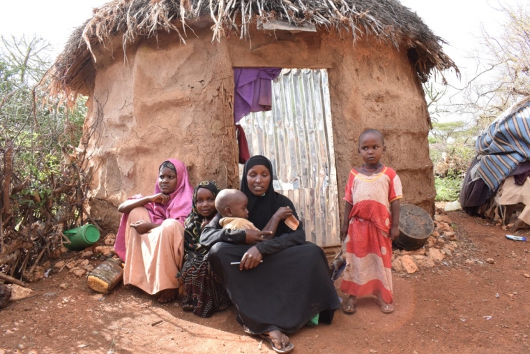 Haawo con sus cuatro hijos. Foto: Abdirazak Mohamed para Acción contra el Hambre, Somalia