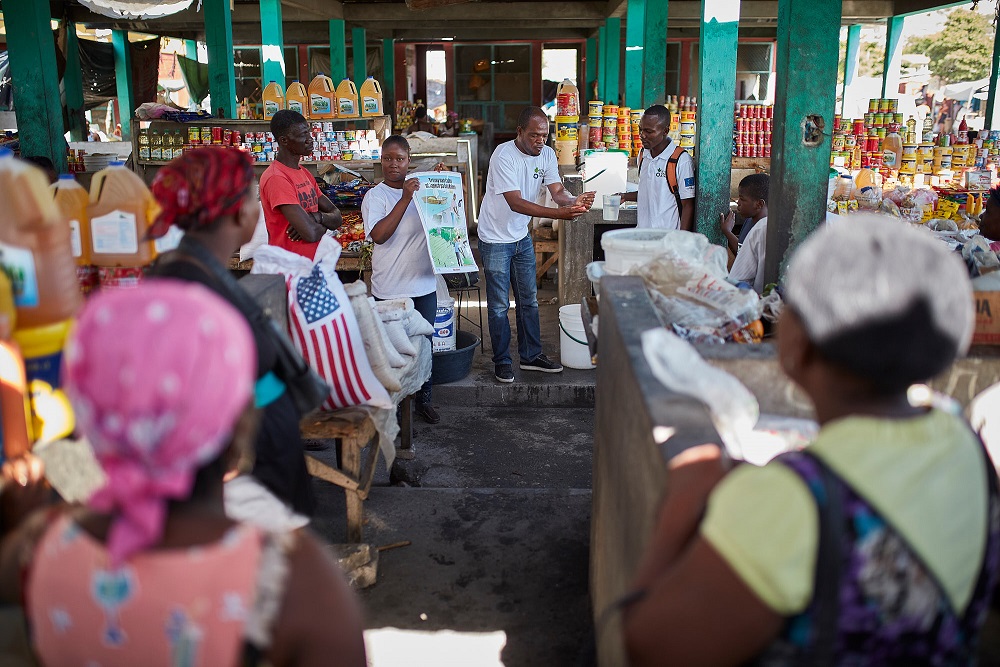 Una sesión de sensibilización en un mercado local (Haití).
