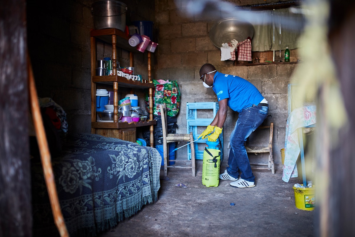 Un miembro de nuestros equipos desinfectando una vivienda después de que se informara de un caso sospechoso de cólera. Haití).
