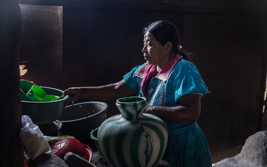 Mujer en Guatemala con utensilios alimentarios
