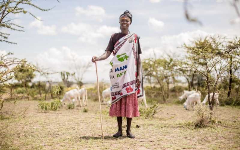 Una integrante del grupo de apoyo de madre a madre de Cheptuyis orgullosa de su ganado.