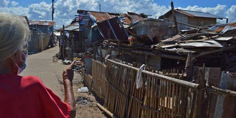 Eleuteria muestra lo que quedó de su casa después de que el tifón Rai la destruyera por completo.
