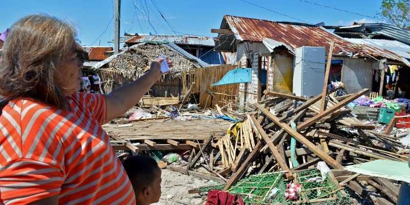 Flora Cuaton, de 57 años, también perdió su casa y su sustento debido al tifón Rai.