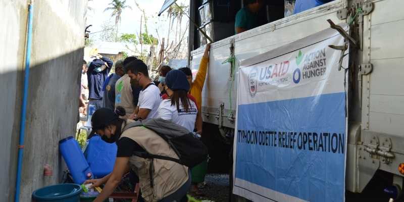 Los equipos de Acción contra el Hambre distribuyen kits de higiene y artículos no alimentarios en Surigao.