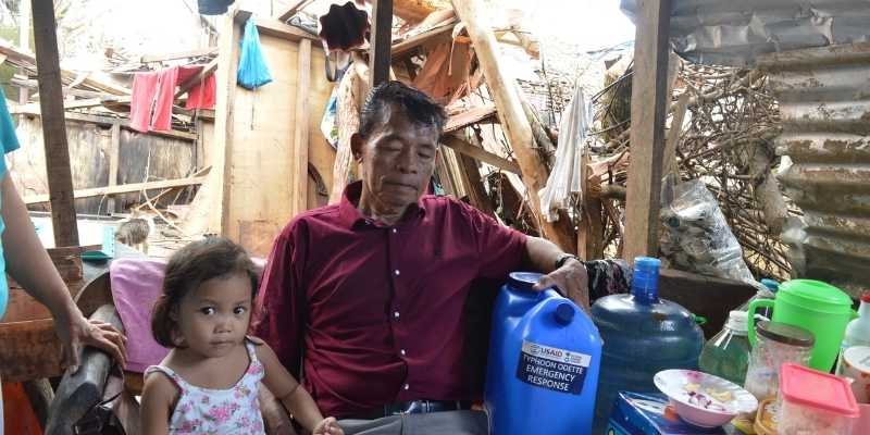 Tomas Bunso, de 74 años, que fue testigo de primera mano del duro impacto del tifón Rai en su ciudad.
