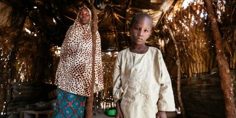 Una madre y su hijo desplazados por el conflicto en el norte de Nigeria.