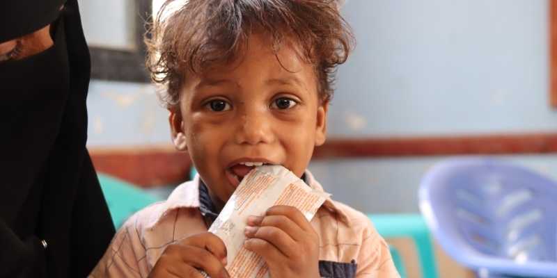 Watheek y su familia fueron desplazados por la violencia en Yemen. Se está recuperando de la desnutrición con el apoyo de Acción contra el Hambre.