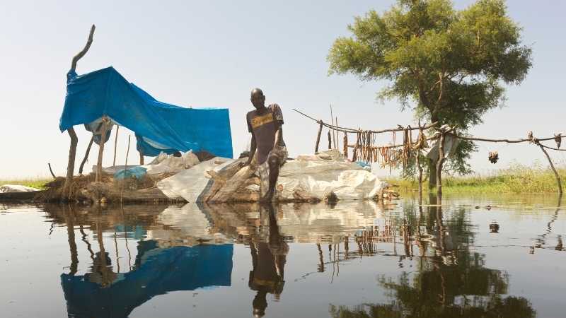 hombre en inundación Sudán del Sur