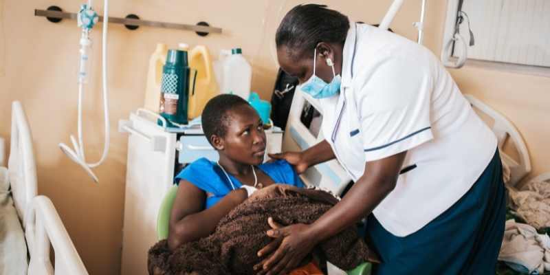 Una enfermera ayuda a una madre joven a posicionar a su bebé para la lactancia materna en el Hospital Kapenguria Referral. 