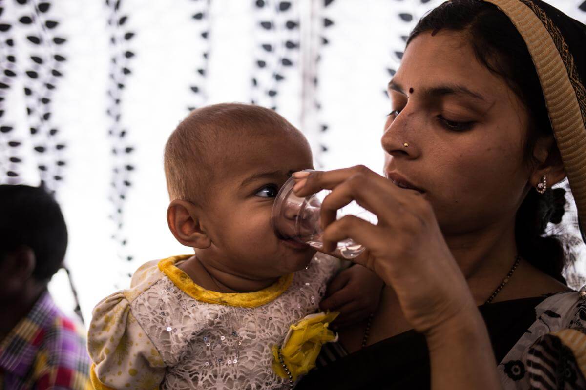Bebé, niña, desnutrición, India, madres, tratamiento