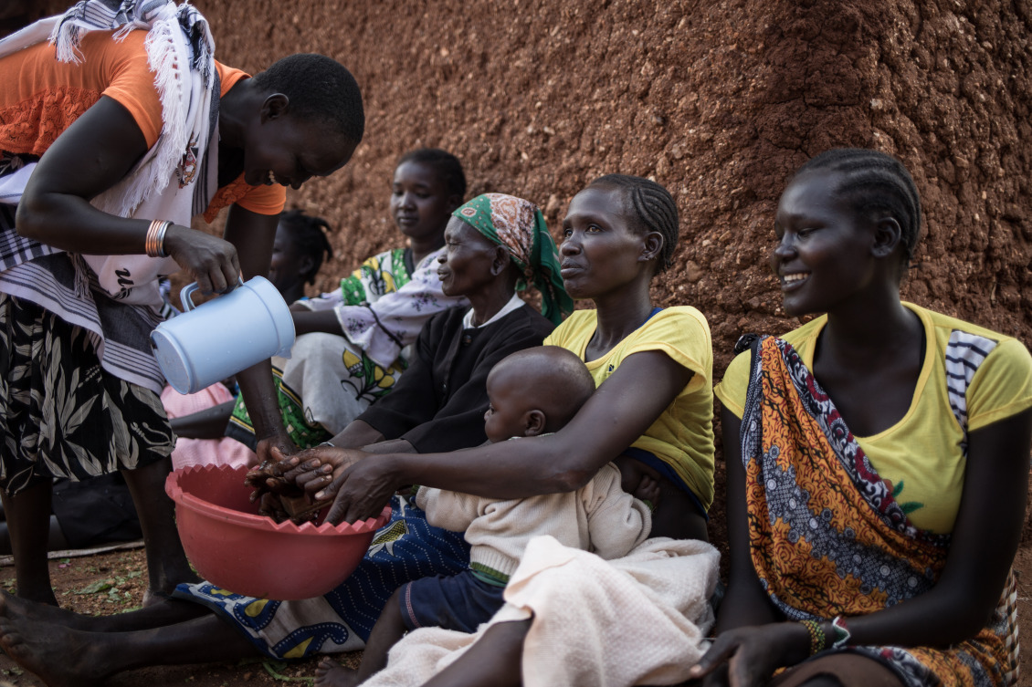 Madres aprenden de voluntarios de salud comunitaria y personal de Acción contra el Hambre sobre higiene, dietas sanas y mucho más en una demostración de cocina en Kenia.
