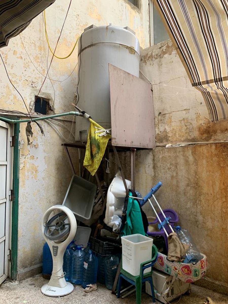 tanque de agua en el patio interior de un apartamento en un barrio pobre de Beirut