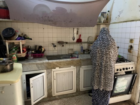 una mujer refugiada siria cocina en su apartamento de Beirut