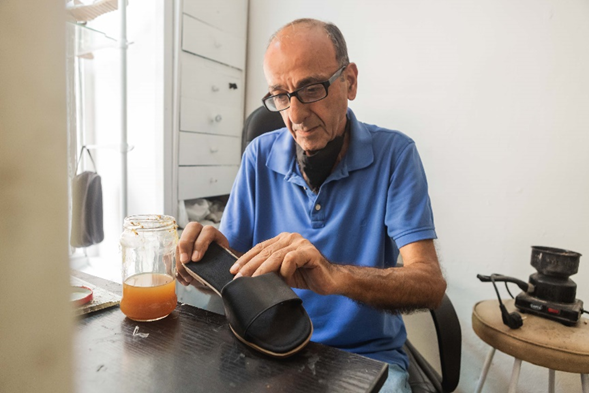 Jerard es un zapatero de 75 años que vive de reparar zapatos en su tienda. Un negocio que fue gravemente dañado por la explosión.