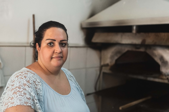 Suzanne es una enfermera de 42 años que ahora trabaja en la panadería que heredó de su padre después de que la explosión la destruyera y dejara a su marido herido. (Foto: Carmen Moreno)