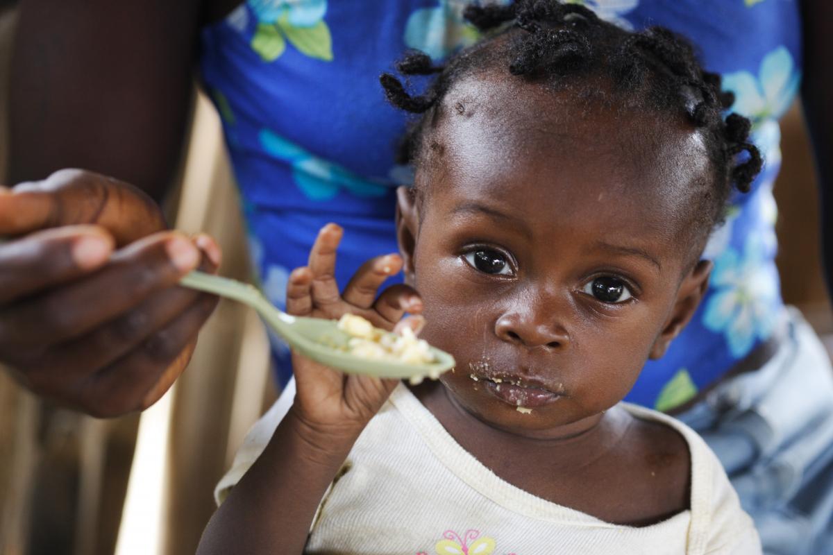 Las mujeres y los niños, especialmente las niñas, son los más afectados por las crisis alimentarias. 