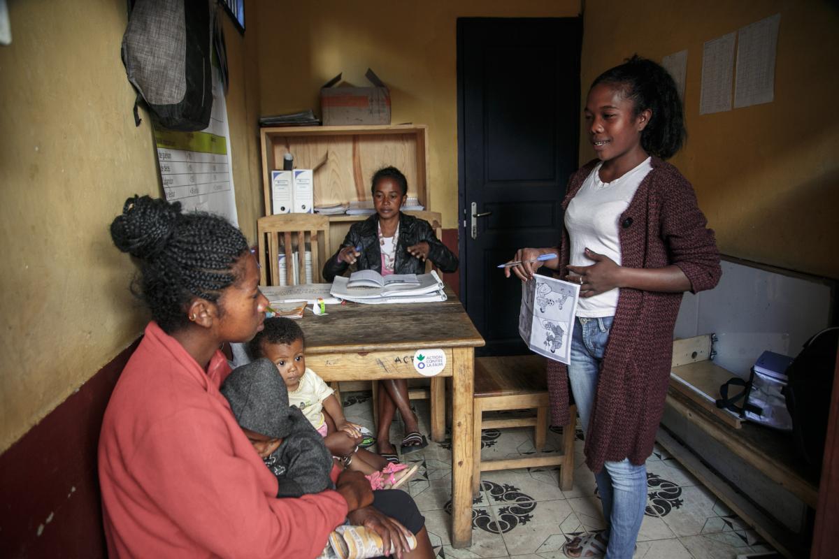 ANTANANARIVO, MADAGASCAR - RAZAFINDRASOA Faniry (derecha), agente comunitaria de 23 años, casada, madre de dos niños de 7 y 2 años, recibe a madres jóvenes para una consulta postnatal gratuita, en el fokontany (ayuntamiento del distrito) de Antsalova-Family considerado uno de los distritos más precarios e insalubres de Antananarivo. Antes de ser agente comunitaria, Faniry era costurera. FOTO: © RIJASOLO