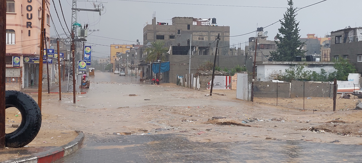 una calle inundada en Gaza por los daños en las redes subterráneas de gestión de aguas