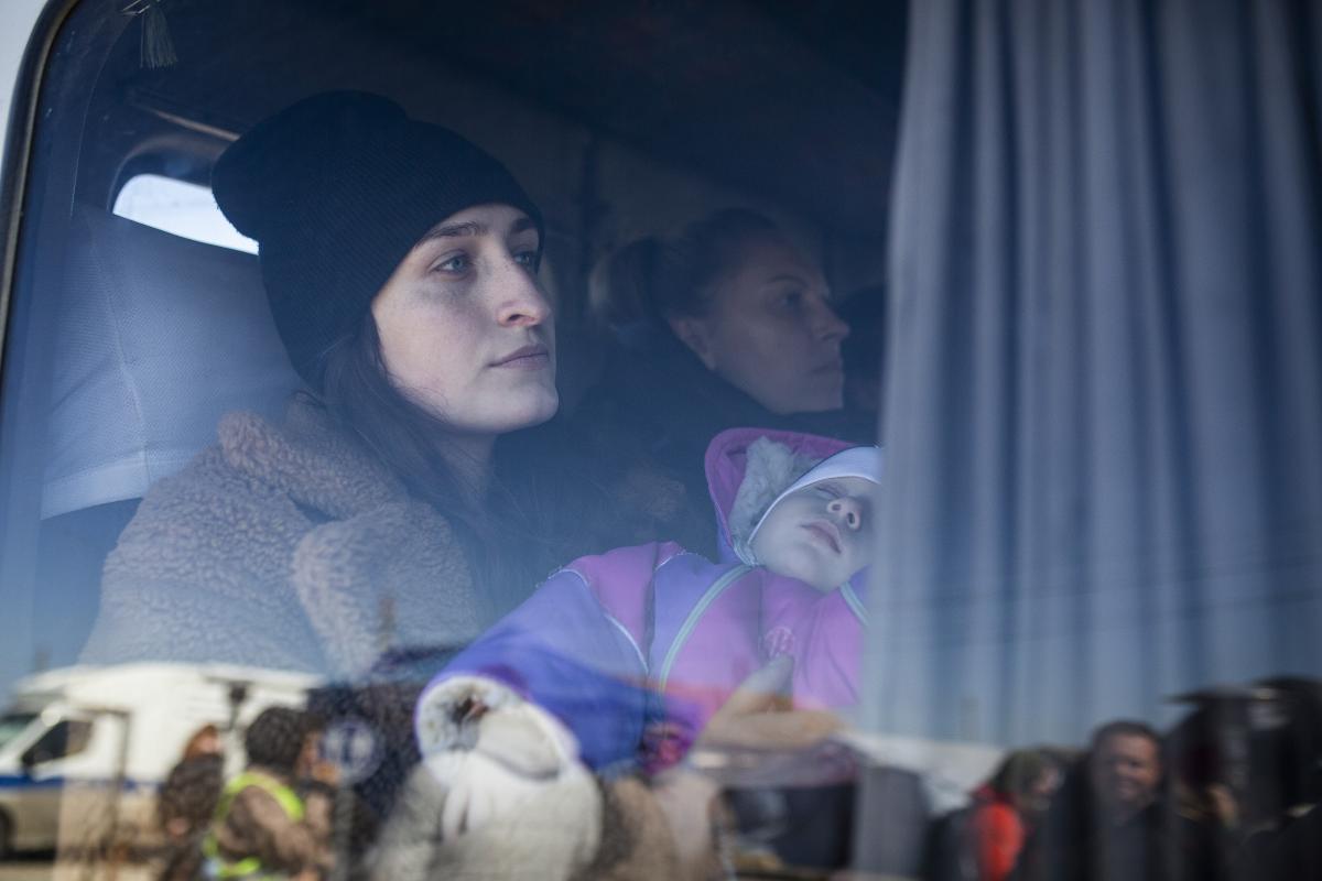 Los refugiados ucranianos llegan en autobús a Palanca