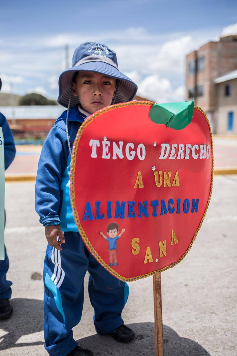 Por el día internacional del Niño, los alumnos más pequeños del colegio de Ajoyani salieron a manifestarse a la plaza principal con pancartas reivindicando sus derechos